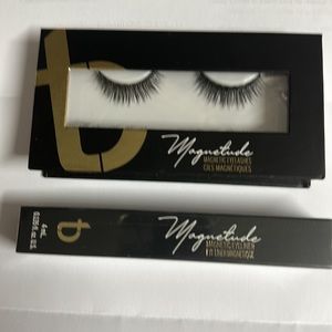 Tori Belle 9-5 Magnetude Magnetic Eyelashes & Black Magnetic liner.